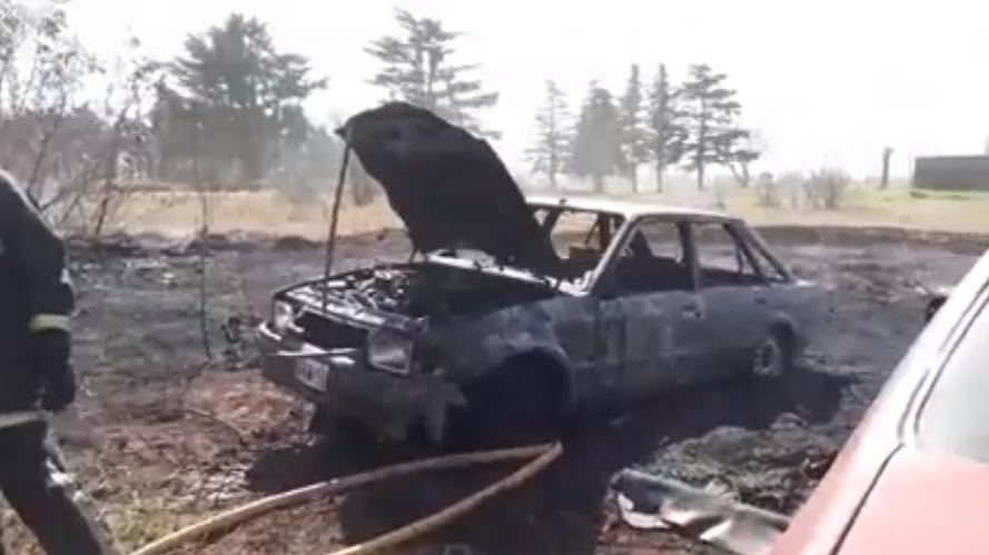 Un auto que estaba secuestrado por infracción fue destruido por el fuego