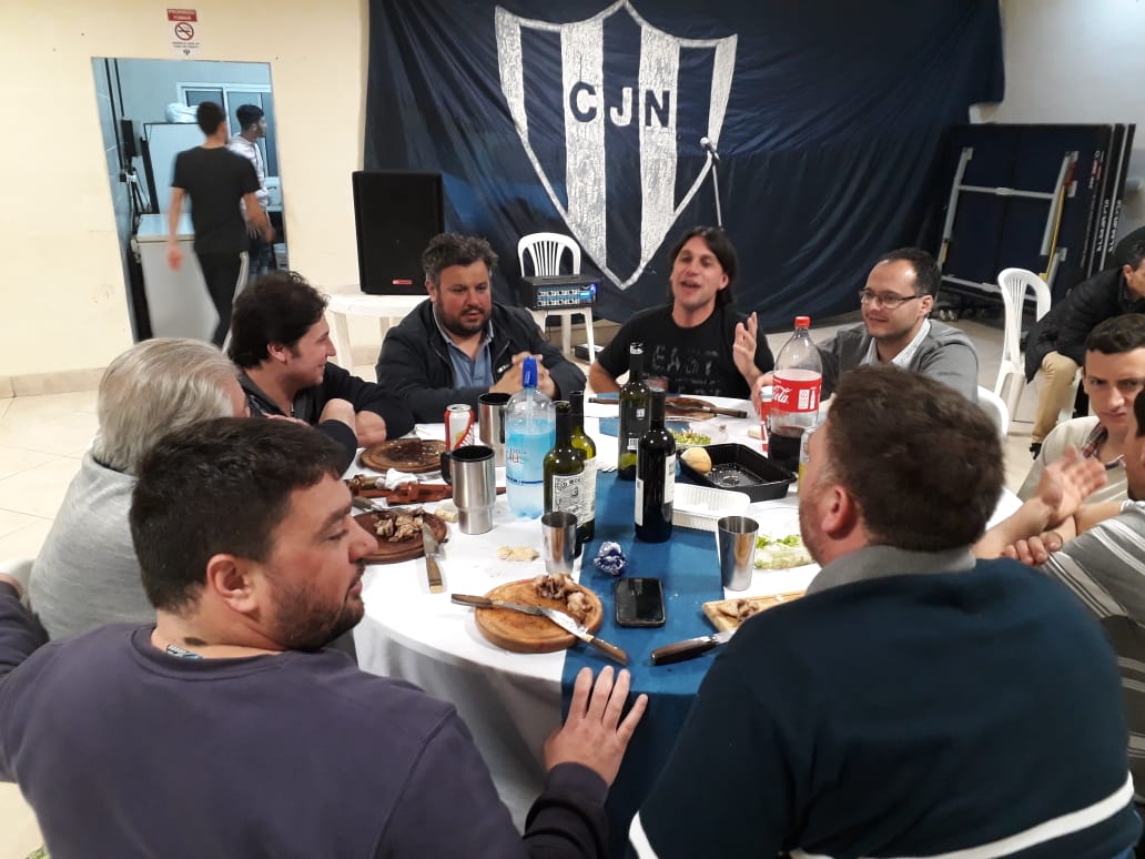 Ex jugadores y jugadores actuales del Club Newbery se reunieron en una emotiva cena