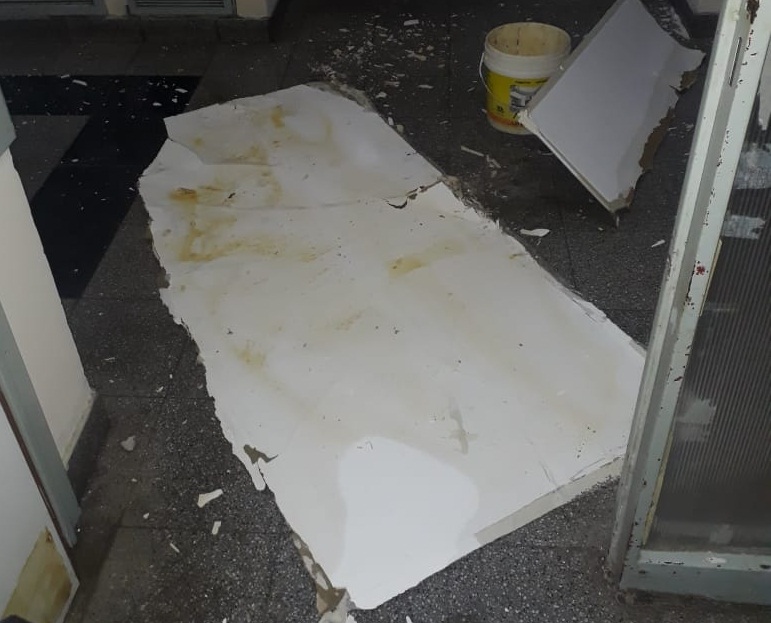 Se desprendieron placas de durlock en el tercer piso del Hospital "Abraham Piñeyro"