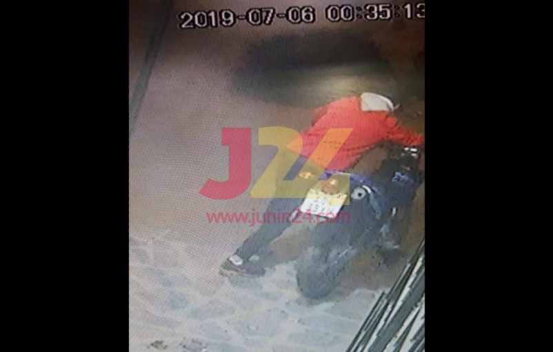 Ladrón quedó grabado mientras robaba una moto