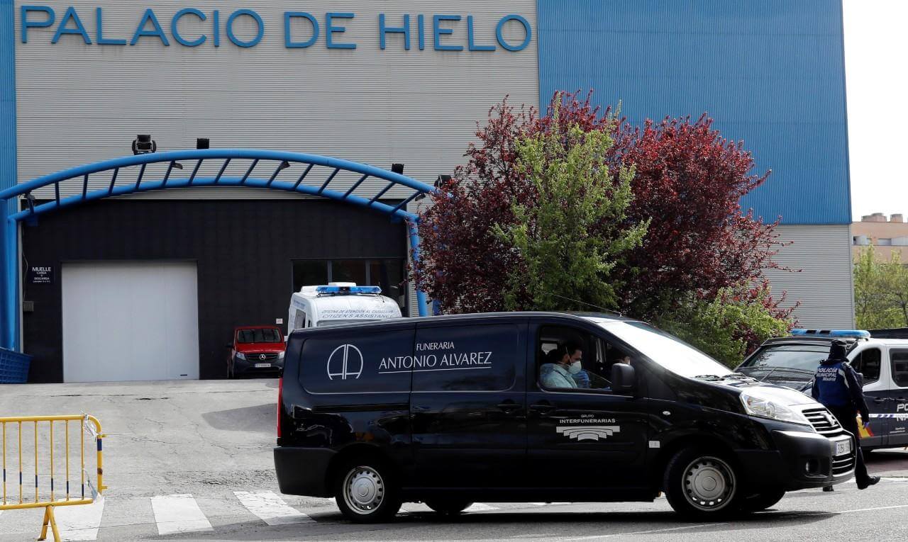 Coronavirus: Ante la cantidad de muertos, España convierte una pista de patinaje sobre hielo en morgue