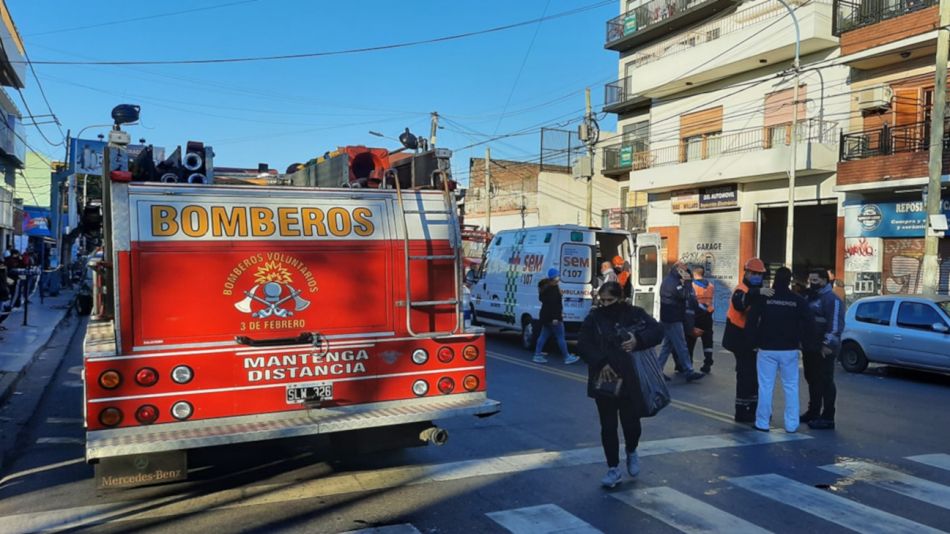 Tres bomberos murieron al intentar sofocar un incendio de un departamento, en Caseros