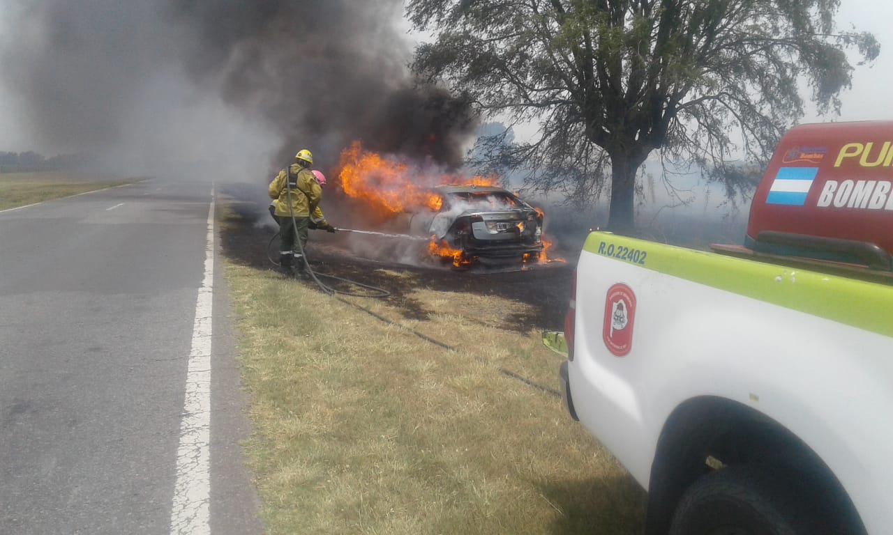 Un auto destruido por el fuego en ruta 65