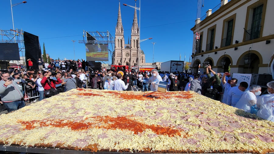 Cocinaron la milanesa más grande del mundo en Luján