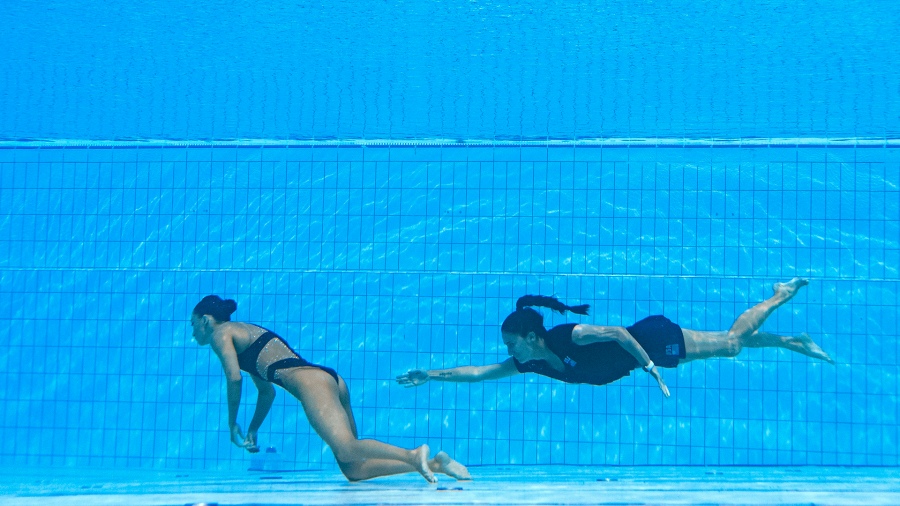 Dramático rescate: nadadora se desmayó en el agua en plena competencia y su entrenadora la salvó