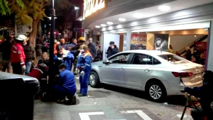 Un auto se metió adentro de un teatro donde actuaban Soledad Silveyra y Verónica Llinás: Hay 23 heridos