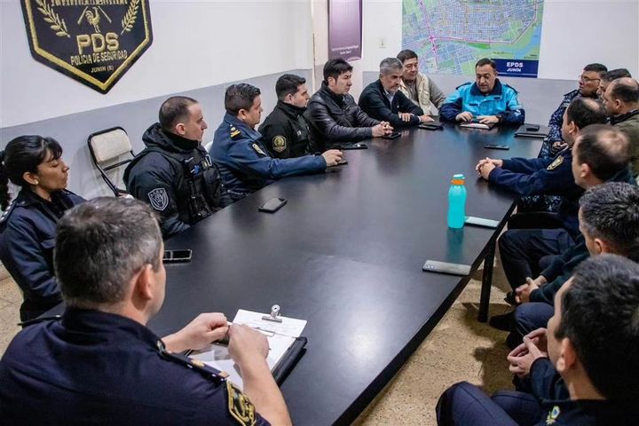 Nuevo encuentro de trabajo entre autoridades del Municipio y Jefes Policiales "Trabajamos para mantener el orden, la tranquilidad y evitar cualquier tipo de hecho delictivo", aseguró Andrés Rosa