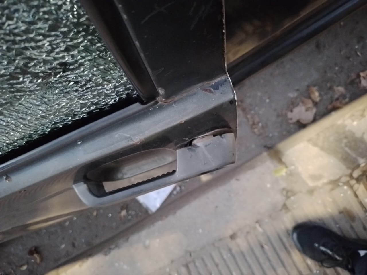 Una pareja joven rompió la ventanilla y puerta de un auto para llevarse una campera