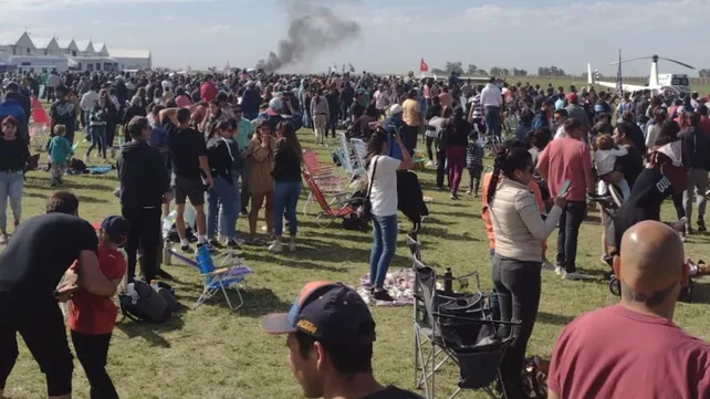 Dos muertos en un festival aéreo en Villa Cañás: un avión se estrelló a poca distancia del público