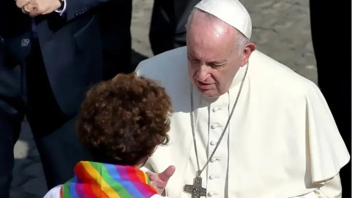 El papa Francisco autoriza a gais y transexuales a ser padrinos y testigos de bodas y bautismos