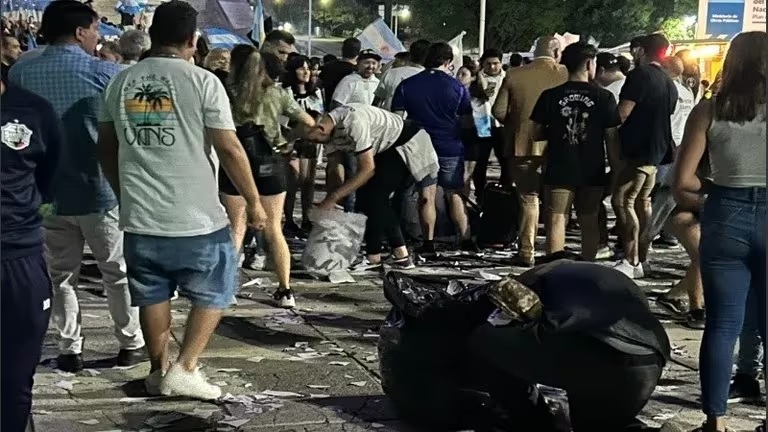 Integrantes de La Libertad Avanza limpiaron la zona céntrica de Junín tras los festejos
