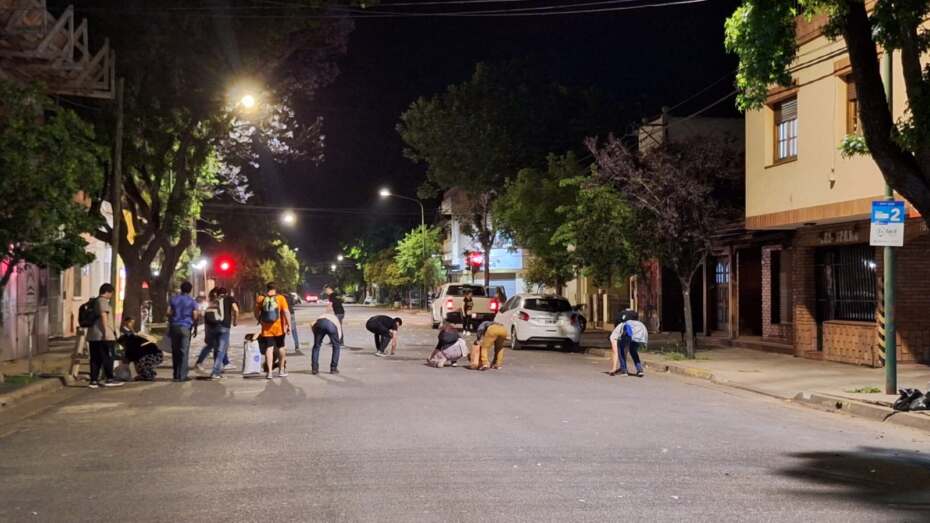 Integrantes de La Libertad Avanza limpiaron la zona céntrica de Junín tras los festejos